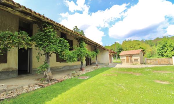 Fermette ancienne à rénover avec terrain, garage et dépendances