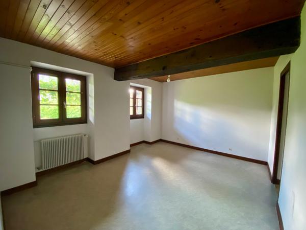 Fermette ancienne à rénover avec terrain, garage et dépendances