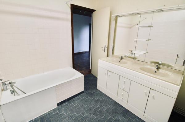 Fermette ancienne à rénover avec terrain, garage et dépendances