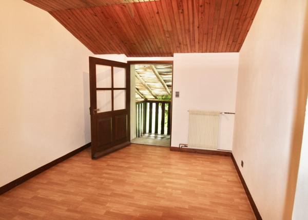 Fermette ancienne à rénover avec terrain, garage et dépendances