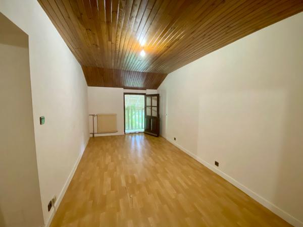 Fermette ancienne à rénover avec terrain, garage et dépendances