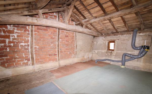 Fermette ancienne à rénover avec terrain, garage et dépendances