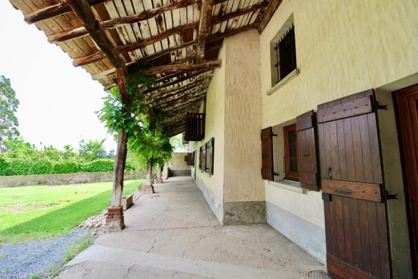 Fermette ancienne à rénover avec terrain, garage et dépendances