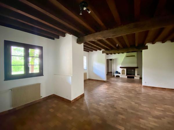 Fermette ancienne à rénover avec terrain, garage et dépendances