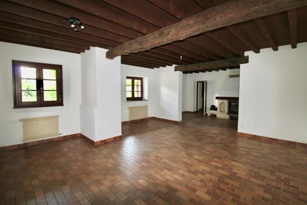 Fermette ancienne à rénover avec terrain, garage et dépendances