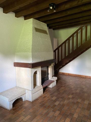 Fermette ancienne à rénover avec terrain, garage et dépendances