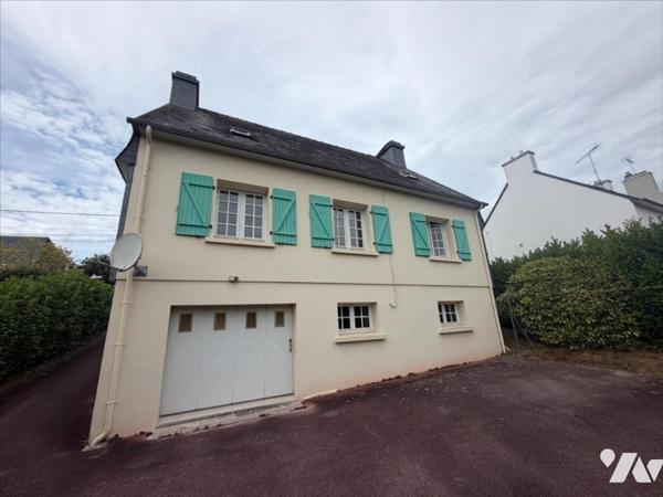 Maison d'habitation, au calme , proche centre-ville comprenant au rez-de-chaussée : entrée, cui...