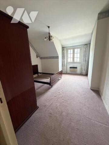 Maison d'habitation, au calme , proche centre-ville comprenant au rez-de-chaussée : entrée, cui...