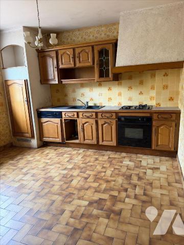 Maison d'habitation, au calme , proche centre-ville comprenant au rez-de-chaussée : entrée, cui...