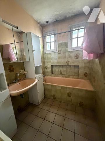 Maison d'habitation, au calme , proche centre-ville comprenant au rez-de-chaussée : entrée, cui...
