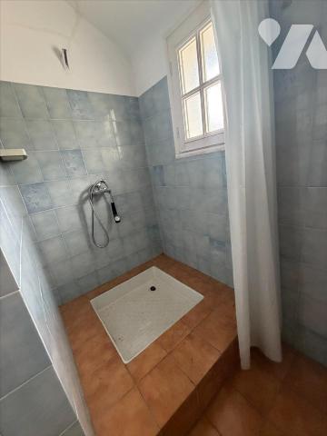 Maison d'habitation, au calme , proche centre-ville comprenant au rez-de-chaussée : entrée, cui...
