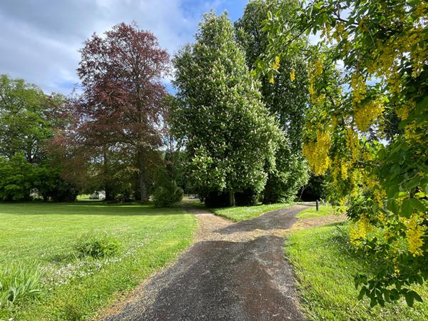 Propriete campagne Paris a1H20 sur  parc de deux hectares avec arbres majestueux
