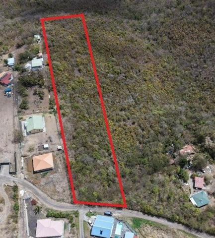 Terrain d’exception de 10 000 m² au Marin, offrant une vue mer imprenable, déjà viabilisé et idéalement situé à proximité du bourg et d’une plage accessible en 5 minutes : un cadre paisible, ventilé et sans vis-à-vis, entouré de villas avec piscine, parfait pour concrétiser votre projet de construction au cœur de la nature.