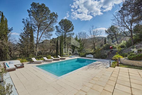 AIX SUD - VOLUMES, LUMIERE ET JARDIN EXCEPTIONNELS POUR CETTE PROPRIETE