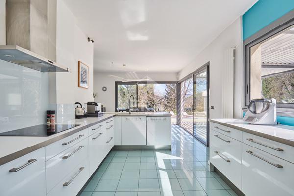 AIX SUD - VOLUMES, LUMIERE ET JARDIN EXCEPTIONNELS POUR CETTE PROPRIETE