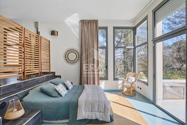 AIX SUD - VOLUMES, LUMIERE ET JARDIN EXCEPTIONNELS POUR CETTE PROPRIETE