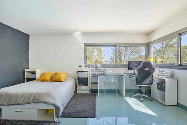 AIX SUD - VOLUMES, LUMIERE ET JARDIN EXCEPTIONNELS POUR CETTE PROPRIETE