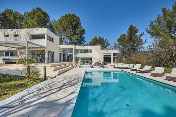 AIX SUD - VOLUMES, LUMIERE ET JARDIN EXCEPTIONNELS POUR CETTE PROPRIETE