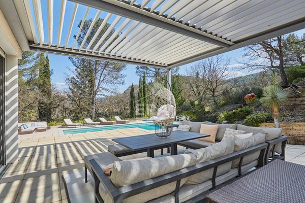 AIX SUD - VOLUMES, LUMIERE ET JARDIN EXCEPTIONNELS POUR CETTE PROPRIETE