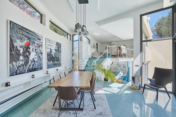 AIX SUD - VOLUMES, LUMIERE ET JARDIN EXCEPTIONNELS POUR CETTE PROPRIETE