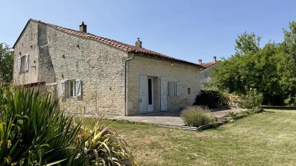 ? Maison charentaise rénovée à Aigre 146 m2 179 000 EUR FA