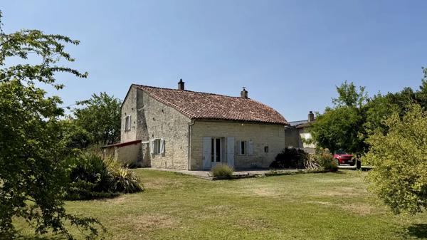 ? Maison charentaise rénovée à Aigre 146 m2 179 000 EUR FA