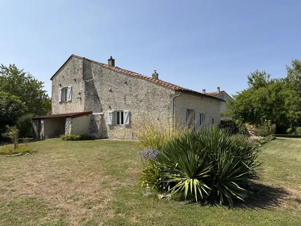 ? Maison charentaise rénovée à Aigre 146 m2 179 000 EUR FA
