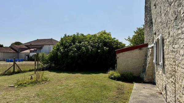 ? Maison charentaise rénovée à Aigre 146 m2 179 000 EUR FA