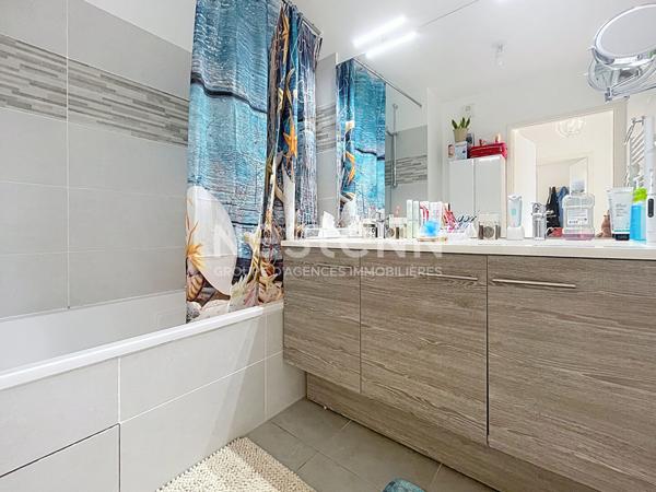 A VENDRE : Saint Cyr L Ecole - Appartement de 3 pièces, dernier étage avec terrasse et 2 parkings s/sol