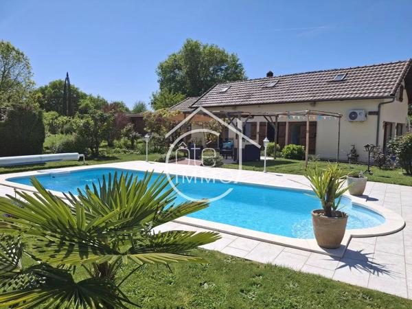 MOULEYDIER : Charmante maison de 7 pièces avec piscine en bord de Dordogne et dépendance