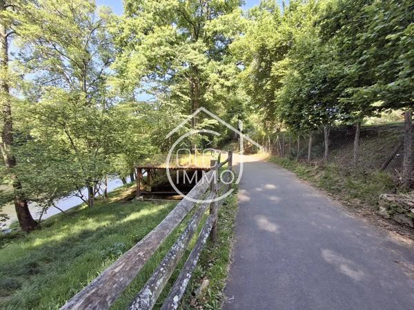 MOULEYDIER : Charmante maison de 7 pièces avec piscine en bord de Dordogne et dépendance