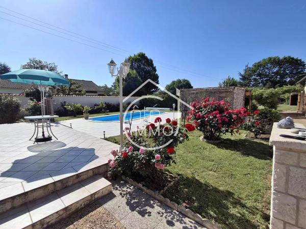 MOULEYDIER : Charmante maison de 7 pièces avec piscine en bord de Dordogne et dépendance