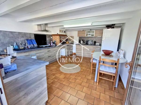 MOULEYDIER : Charmante maison de 7 pièces avec piscine en bord de Dordogne et dépendance