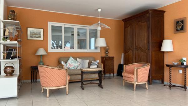 A 250 m de la corniche de Sion propriété de 4 ch (180 m2 hab) sur 1 000 m2 de terrain