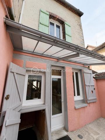 À Villeneuve-sur-Yonne, découvrez cette maison de ville de 70 m² habitables répartis sur trois niveaux.

Au rez-de-chaussée, vous trouverez une belle pièce de vie de 35 m² comprenant salon, salle à manger et cuisine ouverte, agrémentée d'un poêle à granulés ainsi qu'une salle d’eau et un garage de 15 m². L’ensemble donne accès à une cour privative de 18 m² avec cave de 28 m².

Le premier étage dessert 2 chambres de 11 m² et 13 m², dont une avec salle de bains privative de 4 m².

Au dernier niveau, une troisième chambre d’environ 10 m² reste à aménager selon vos besoins, ainsi qu’un grenier de 18 m² offrant un potentiel supplémentaire.

Un emplacement de stationnement réservé devant la maison vient compléter les prestations de ce bien.

Maison idéale pour un premier achat, un investissement locatif ou un projet de résidence principale. 

À visiter sans tarder.