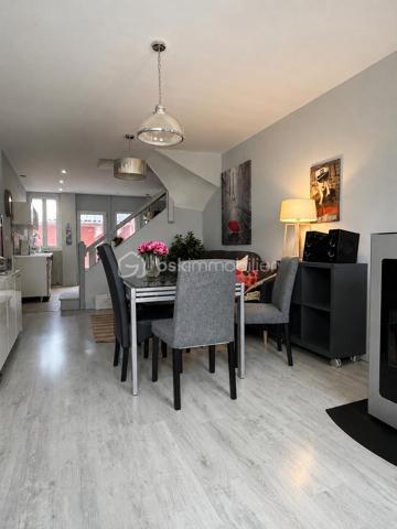 À Villeneuve-sur-Yonne, découvrez cette maison de ville de 70 m² habitables répartis sur trois niveaux.

Au rez-de-chaussée, vous trouverez une belle pièce de vie de 35 m² comprenant salon, salle à manger et cuisine ouverte, agrémentée d'un poêle à granulés ainsi qu'une salle d’eau et un garage de 15 m². L’ensemble donne accès à une cour privative de 18 m² avec cave de 28 m².

Le premier étage dessert 2 chambres de 11 m² et 13 m², dont une avec salle de bains privative de 4 m².

Au dernier niveau, une troisième chambre d’environ 10 m² reste à aménager selon vos besoins, ainsi qu’un grenier de 18 m² offrant un potentiel supplémentaire.

Un emplacement de stationnement réservé devant la maison vient compléter les prestations de ce bien.

Maison idéale pour un premier achat, un investissement locatif ou un projet de résidence principale. 

À visiter sans tarder.