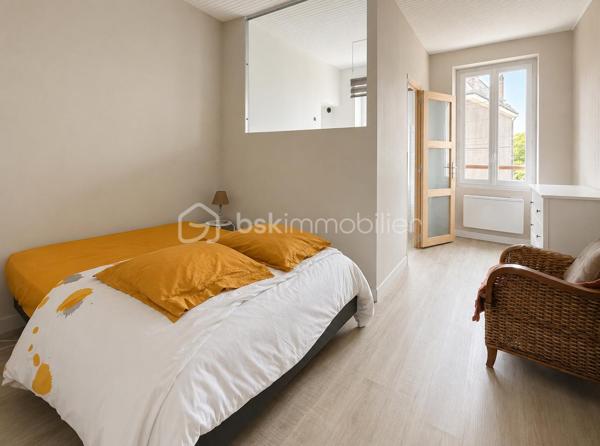 À Villeneuve-sur-Yonne, découvrez cette maison de ville de 70 m² habitables répartis sur trois niveaux.

Au rez-de-chaussée, vous trouverez une belle pièce de vie de 35 m² comprenant salon, salle à manger et cuisine ouverte, agrémentée d'un poêle à granulés ainsi qu'une salle d’eau et un garage de 15 m². L’ensemble donne accès à une cour privative de 18 m² avec cave de 28 m².

Le premier étage dessert 2 chambres de 11 m² et 13 m², dont une avec salle de bains privative de 4 m².

Au dernier niveau, une troisième chambre d’environ 10 m² reste à aménager selon vos besoins, ainsi qu’un grenier de 18 m² offrant un potentiel supplémentaire.

Un emplacement de stationnement réservé devant la maison vient compléter les prestations de ce bien.

Maison idéale pour un premier achat, un investissement locatif ou un projet de résidence principale. 

À visiter sans tarder.
