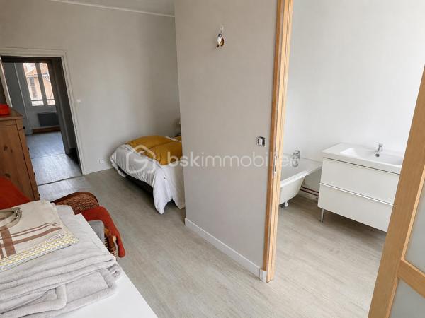 À Villeneuve-sur-Yonne, découvrez cette maison de ville de 70 m² habitables répartis sur trois niveaux.

Au rez-de-chaussée, vous trouverez une belle pièce de vie de 35 m² comprenant salon, salle à manger et cuisine ouverte, agrémentée d'un poêle à granulés ainsi qu'une salle d’eau et un garage de 15 m². L’ensemble donne accès à une cour privative de 18 m² avec cave de 28 m².

Le premier étage dessert 2 chambres de 11 m² et 13 m², dont une avec salle de bains privative de 4 m².

Au dernier niveau, une troisième chambre d’environ 10 m² reste à aménager selon vos besoins, ainsi qu’un grenier de 18 m² offrant un potentiel supplémentaire.

Un emplacement de stationnement réservé devant la maison vient compléter les prestations de ce bien.

Maison idéale pour un premier achat, un investissement locatif ou un projet de résidence principale. 

À visiter sans tarder.