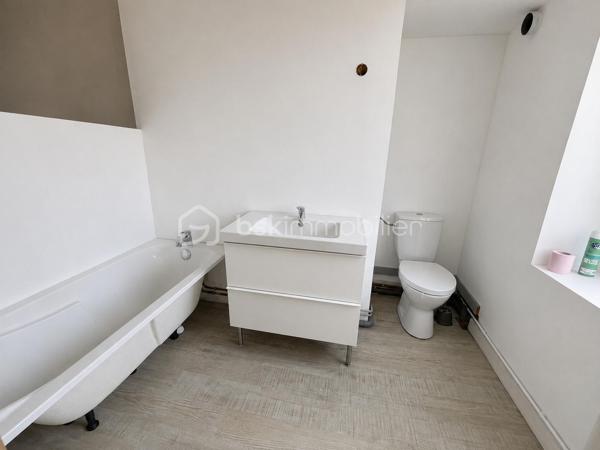À Villeneuve-sur-Yonne, découvrez cette maison de ville de 70 m² habitables répartis sur trois niveaux.

Au rez-de-chaussée, vous trouverez une belle pièce de vie de 35 m² comprenant salon, salle à manger et cuisine ouverte, agrémentée d'un poêle à granulés ainsi qu'une salle d’eau et un garage de 15 m². L’ensemble donne accès à une cour privative de 18 m² avec cave de 28 m².

Le premier étage dessert 2 chambres de 11 m² et 13 m², dont une avec salle de bains privative de 4 m².

Au dernier niveau, une troisième chambre d’environ 10 m² reste à aménager selon vos besoins, ainsi qu’un grenier de 18 m² offrant un potentiel supplémentaire.

Un emplacement de stationnement réservé devant la maison vient compléter les prestations de ce bien.

Maison idéale pour un premier achat, un investissement locatif ou un projet de résidence principale. 

À visiter sans tarder.