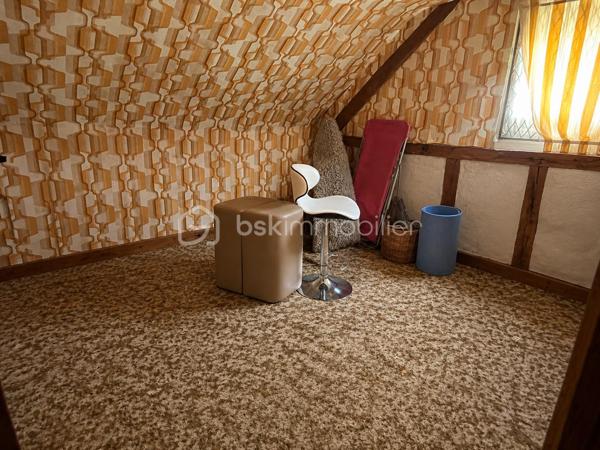 À Villeneuve-sur-Yonne, découvrez cette maison de ville de 70 m² habitables répartis sur trois niveaux.

Au rez-de-chaussée, vous trouverez une belle pièce de vie de 35 m² comprenant salon, salle à manger et cuisine ouverte, agrémentée d'un poêle à granulés ainsi qu'une salle d’eau et un garage de 15 m². L’ensemble donne accès à une cour privative de 18 m² avec cave de 28 m².

Le premier étage dessert 2 chambres de 11 m² et 13 m², dont une avec salle de bains privative de 4 m².

Au dernier niveau, une troisième chambre d’environ 10 m² reste à aménager selon vos besoins, ainsi qu’un grenier de 18 m² offrant un potentiel supplémentaire.

Un emplacement de stationnement réservé devant la maison vient compléter les prestations de ce bien.

Maison idéale pour un premier achat, un investissement locatif ou un projet de résidence principale. 

À visiter sans tarder.