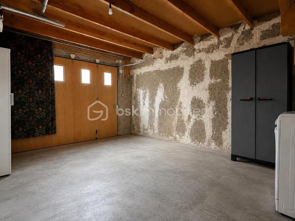 À Villeneuve-sur-Yonne, découvrez cette maison de ville de 70 m² habitables répartis sur trois niveaux.

Au rez-de-chaussée, vous trouverez une belle pièce de vie de 35 m² comprenant salon, salle à manger et cuisine ouverte, agrémentée d'un poêle à granulés ainsi qu'une salle d’eau et un garage de 15 m². L’ensemble donne accès à une cour privative de 18 m² avec cave de 28 m².

Le premier étage dessert 2 chambres de 11 m² et 13 m², dont une avec salle de bains privative de 4 m².

Au dernier niveau, une troisième chambre d’environ 10 m² reste à aménager selon vos besoins, ainsi qu’un grenier de 18 m² offrant un potentiel supplémentaire.

Un emplacement de stationnement réservé devant la maison vient compléter les prestations de ce bien.

Maison idéale pour un premier achat, un investissement locatif ou un projet de résidence principale. 

À visiter sans tarder.