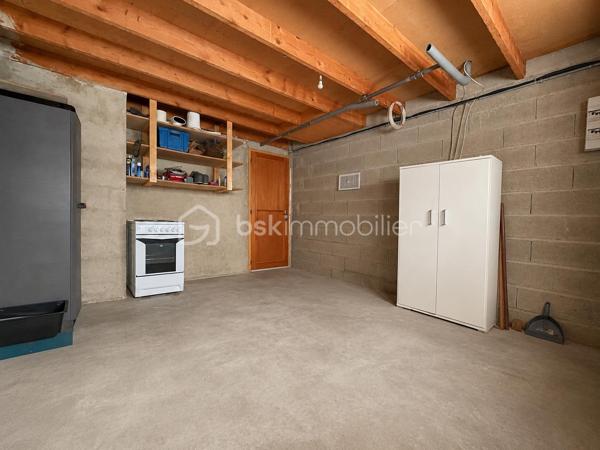 À Villeneuve-sur-Yonne, découvrez cette maison de ville de 70 m² habitables répartis sur trois niveaux.

Au rez-de-chaussée, vous trouverez une belle pièce de vie de 35 m² comprenant salon, salle à manger et cuisine ouverte, agrémentée d'un poêle à granulés ainsi qu'une salle d’eau et un garage de 15 m². L’ensemble donne accès à une cour privative de 18 m² avec cave de 28 m².

Le premier étage dessert 2 chambres de 11 m² et 13 m², dont une avec salle de bains privative de 4 m².

Au dernier niveau, une troisième chambre d’environ 10 m² reste à aménager selon vos besoins, ainsi qu’un grenier de 18 m² offrant un potentiel supplémentaire.

Un emplacement de stationnement réservé devant la maison vient compléter les prestations de ce bien.

Maison idéale pour un premier achat, un investissement locatif ou un projet de résidence principale. 

À visiter sans tarder.