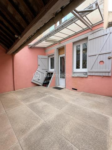 À Villeneuve-sur-Yonne, découvrez cette maison de ville de 70 m² habitables répartis sur trois niveaux.

Au rez-de-chaussée, vous trouverez une belle pièce de vie de 35 m² comprenant salon, salle à manger et cuisine ouverte, agrémentée d'un poêle à granulés ainsi qu'une salle d’eau et un garage de 15 m². L’ensemble donne accès à une cour privative de 18 m² avec cave de 28 m².

Le premier étage dessert 2 chambres de 11 m² et 13 m², dont une avec salle de bains privative de 4 m².

Au dernier niveau, une troisième chambre d’environ 10 m² reste à aménager selon vos besoins, ainsi qu’un grenier de 18 m² offrant un potentiel supplémentaire.

Un emplacement de stationnement réservé devant la maison vient compléter les prestations de ce bien.

Maison idéale pour un premier achat, un investissement locatif ou un projet de résidence principale. 

À visiter sans tarder.
