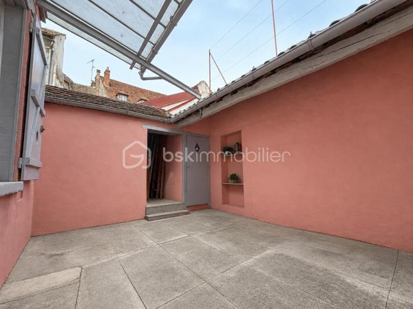 À Villeneuve-sur-Yonne, découvrez cette maison de ville de 70 m² habitables répartis sur trois niveaux.

Au rez-de-chaussée, vous trouverez une belle pièce de vie de 35 m² comprenant salon, salle à manger et cuisine ouverte, agrémentée d'un poêle à granulés ainsi qu'une salle d’eau et un garage de 15 m². L’ensemble donne accès à une cour privative de 18 m² avec cave de 28 m².

Le premier étage dessert 2 chambres de 11 m² et 13 m², dont une avec salle de bains privative de 4 m².

Au dernier niveau, une troisième chambre d’environ 10 m² reste à aménager selon vos besoins, ainsi qu’un grenier de 18 m² offrant un potentiel supplémentaire.

Un emplacement de stationnement réservé devant la maison vient compléter les prestations de ce bien.

Maison idéale pour un premier achat, un investissement locatif ou un projet de résidence principale. 

À visiter sans tarder.