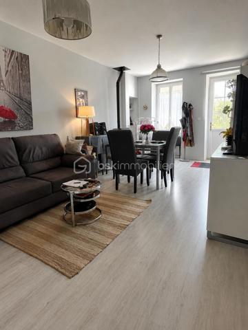 À Villeneuve-sur-Yonne, découvrez cette maison de ville de 70 m² habitables répartis sur trois niveaux.

Au rez-de-chaussée, vous trouverez une belle pièce de vie de 35 m² comprenant salon, salle à manger et cuisine ouverte, agrémentée d'un poêle à granulés ainsi qu'une salle d’eau et un garage de 15 m². L’ensemble donne accès à une cour privative de 18 m² avec cave de 28 m².

Le premier étage dessert 2 chambres de 11 m² et 13 m², dont une avec salle de bains privative de 4 m².

Au dernier niveau, une troisième chambre d’environ 10 m² reste à aménager selon vos besoins, ainsi qu’un grenier de 18 m² offrant un potentiel supplémentaire.

Un emplacement de stationnement réservé devant la maison vient compléter les prestations de ce bien.

Maison idéale pour un premier achat, un investissement locatif ou un projet de résidence principale. 

À visiter sans tarder.