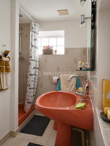 À Villeneuve-sur-Yonne, découvrez cette maison de ville de 70 m² habitables répartis sur trois niveaux.

Au rez-de-chaussée, vous trouverez une belle pièce de vie de 35 m² comprenant salon, salle à manger et cuisine ouverte, agrémentée d'un poêle à granulés ainsi qu'une salle d’eau et un garage de 15 m². L’ensemble donne accès à une cour privative de 18 m² avec cave de 28 m².

Le premier étage dessert 2 chambres de 11 m² et 13 m², dont une avec salle de bains privative de 4 m².

Au dernier niveau, une troisième chambre d’environ 10 m² reste à aménager selon vos besoins, ainsi qu’un grenier de 18 m² offrant un potentiel supplémentaire.

Un emplacement de stationnement réservé devant la maison vient compléter les prestations de ce bien.

Maison idéale pour un premier achat, un investissement locatif ou un projet de résidence principale. 

À visiter sans tarder.