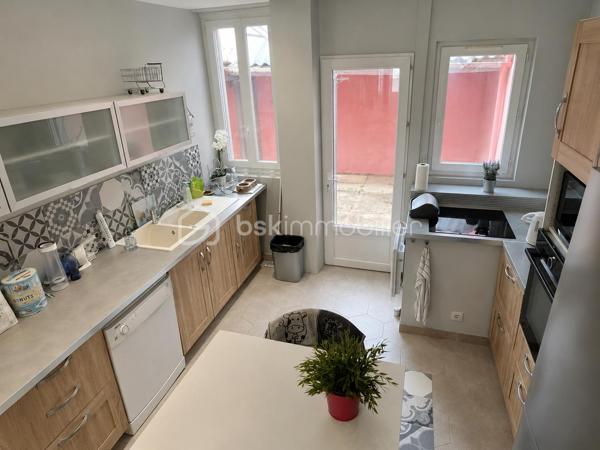 À Villeneuve-sur-Yonne, découvrez cette maison de ville de 70 m² habitables répartis sur trois niveaux.

Au rez-de-chaussée, vous trouverez une belle pièce de vie de 35 m² comprenant salon, salle à manger et cuisine ouverte, agrémentée d'un poêle à granulés ainsi qu'une salle d’eau et un garage de 15 m². L’ensemble donne accès à une cour privative de 18 m² avec cave de 28 m².

Le premier étage dessert 2 chambres de 11 m² et 13 m², dont une avec salle de bains privative de 4 m².

Au dernier niveau, une troisième chambre d’environ 10 m² reste à aménager selon vos besoins, ainsi qu’un grenier de 18 m² offrant un potentiel supplémentaire.

Un emplacement de stationnement réservé devant la maison vient compléter les prestations de ce bien.

Maison idéale pour un premier achat, un investissement locatif ou un projet de résidence principale. 

À visiter sans tarder.