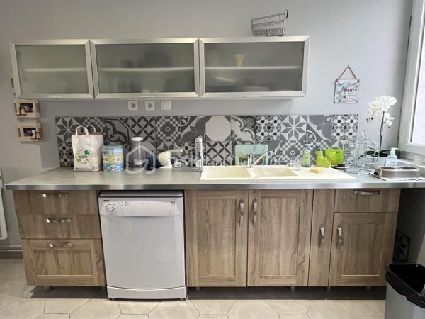À Villeneuve-sur-Yonne, découvrez cette maison de ville de 70 m² habitables répartis sur trois niveaux.

Au rez-de-chaussée, vous trouverez une belle pièce de vie de 35 m² comprenant salon, salle à manger et cuisine ouverte, agrémentée d'un poêle à granulés ainsi qu'une salle d’eau et un garage de 15 m². L’ensemble donne accès à une cour privative de 18 m² avec cave de 28 m².

Le premier étage dessert 2 chambres de 11 m² et 13 m², dont une avec salle de bains privative de 4 m².

Au dernier niveau, une troisième chambre d’environ 10 m² reste à aménager selon vos besoins, ainsi qu’un grenier de 18 m² offrant un potentiel supplémentaire.

Un emplacement de stationnement réservé devant la maison vient compléter les prestations de ce bien.

Maison idéale pour un premier achat, un investissement locatif ou un projet de résidence principale. 

À visiter sans tarder.