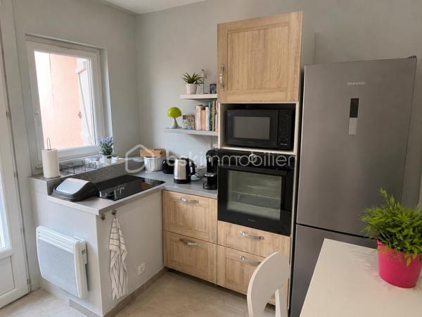 À Villeneuve-sur-Yonne, découvrez cette maison de ville de 70 m² habitables répartis sur trois niveaux.

Au rez-de-chaussée, vous trouverez une belle pièce de vie de 35 m² comprenant salon, salle à manger et cuisine ouverte, agrémentée d'un poêle à granulés ainsi qu'une salle d’eau et un garage de 15 m². L’ensemble donne accès à une cour privative de 18 m² avec cave de 28 m².

Le premier étage dessert 2 chambres de 11 m² et 13 m², dont une avec salle de bains privative de 4 m².

Au dernier niveau, une troisième chambre d’environ 10 m² reste à aménager selon vos besoins, ainsi qu’un grenier de 18 m² offrant un potentiel supplémentaire.

Un emplacement de stationnement réservé devant la maison vient compléter les prestations de ce bien.

Maison idéale pour un premier achat, un investissement locatif ou un projet de résidence principale. 

À visiter sans tarder.