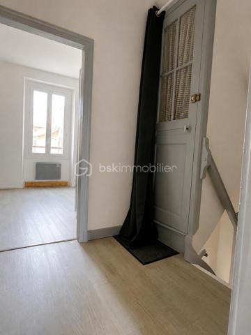 À Villeneuve-sur-Yonne, découvrez cette maison de ville de 70 m² habitables répartis sur trois niveaux.

Au rez-de-chaussée, vous trouverez une belle pièce de vie de 35 m² comprenant salon, salle à manger et cuisine ouverte, agrémentée d'un poêle à granulés ainsi qu'une salle d’eau et un garage de 15 m². L’ensemble donne accès à une cour privative de 18 m² avec cave de 28 m².

Le premier étage dessert 2 chambres de 11 m² et 13 m², dont une avec salle de bains privative de 4 m².

Au dernier niveau, une troisième chambre d’environ 10 m² reste à aménager selon vos besoins, ainsi qu’un grenier de 18 m² offrant un potentiel supplémentaire.

Un emplacement de stationnement réservé devant la maison vient compléter les prestations de ce bien.

Maison idéale pour un premier achat, un investissement locatif ou un projet de résidence principale. 

À visiter sans tarder.